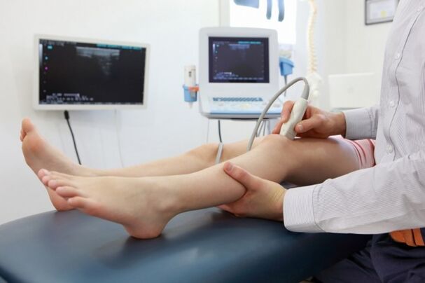 εξέταση των ποδιών πριν από τη χειρουργική επέμβαση για κιρσούς